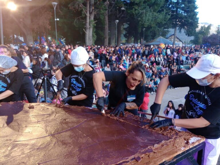 Lago-Puelo-batio-el-record-mundial-con-un-alfajor-de-1.290-kilos-este-4-de-abril-de-2026-1